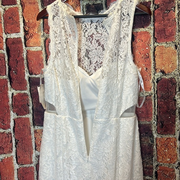 DB STUDIO Corded Lace Trumpet Wedding Dress with Illusion Sides. - size 14 NWT - Picture 10 of 16
